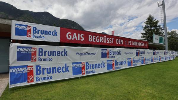 Die Ferienregion Bruneck begrüßt den FCN herzlich auf dem Trainingsplatz des FC Gais. Der Trainingsplatz liegt am Fuße der Dolomiten.