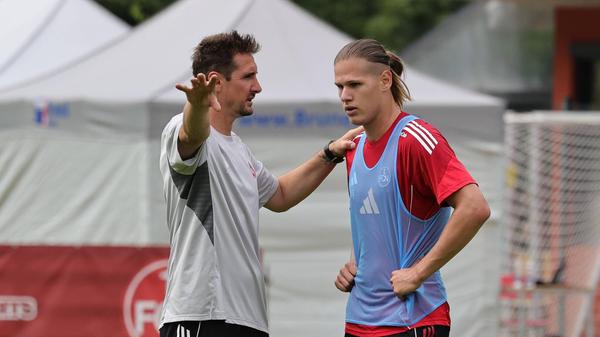 In der letzten halben Stunde des Trainings ließ Miroslav Klose seine Spieler in zwei Teams über das Spielfeld jagen und forderte mit lauten Kommandos ein intensives Gegenpressing.