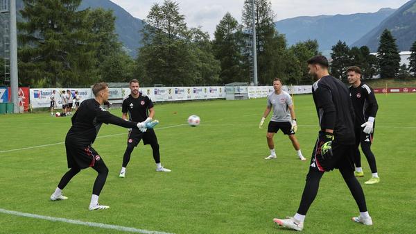 "Es war eine Einheit, um sich an den Platz und an die Umstände zu gewöhnen. Trotzdem war in den Ballbesitzformen schon ordentlich Zug drin", lautete das Fazit von Jan Reichert zum ersten Training.