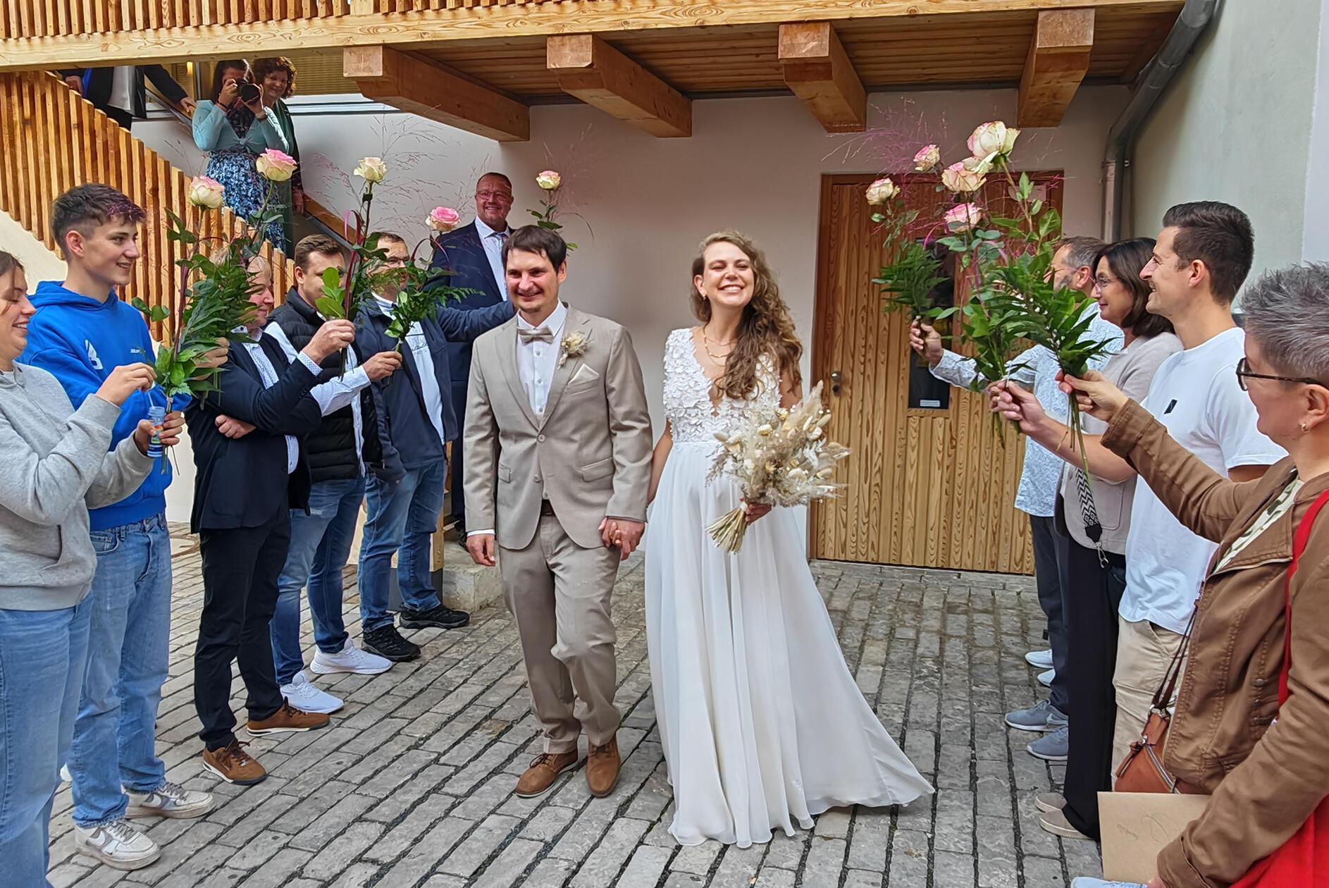 Vor elf Jahren lernten sich Theresa Simon aus Wilhelmsdorf bei Emskirchen und Matthias Pappenheimer aus Meckenhausen auf der Möbelmesse IMM Cologne in Köln kennen. Zunächst verloren sie sich aus den Augen. Doch 2018 trafen sie sich wieder und fanden zueinander.Nun haben sie im Freystädter Standesamt bei Bürgermeister Alexander Dorr geheiratet. Nach der Trauung grüßten die Mitarbeiter der Schreinerei Pappenheimer mit einem Spalier. Zur Hochzeitsfeier luden die 30-jährige Interior Designerin und der 37-jährige Schreinermeister in den Gasthof Post nach Hilpoltstein. Die Eheleute wohnen im neu gebauten eigenen Haus in Meckenhausen und freuen sich auf ihr erstes Baby im Dezember.