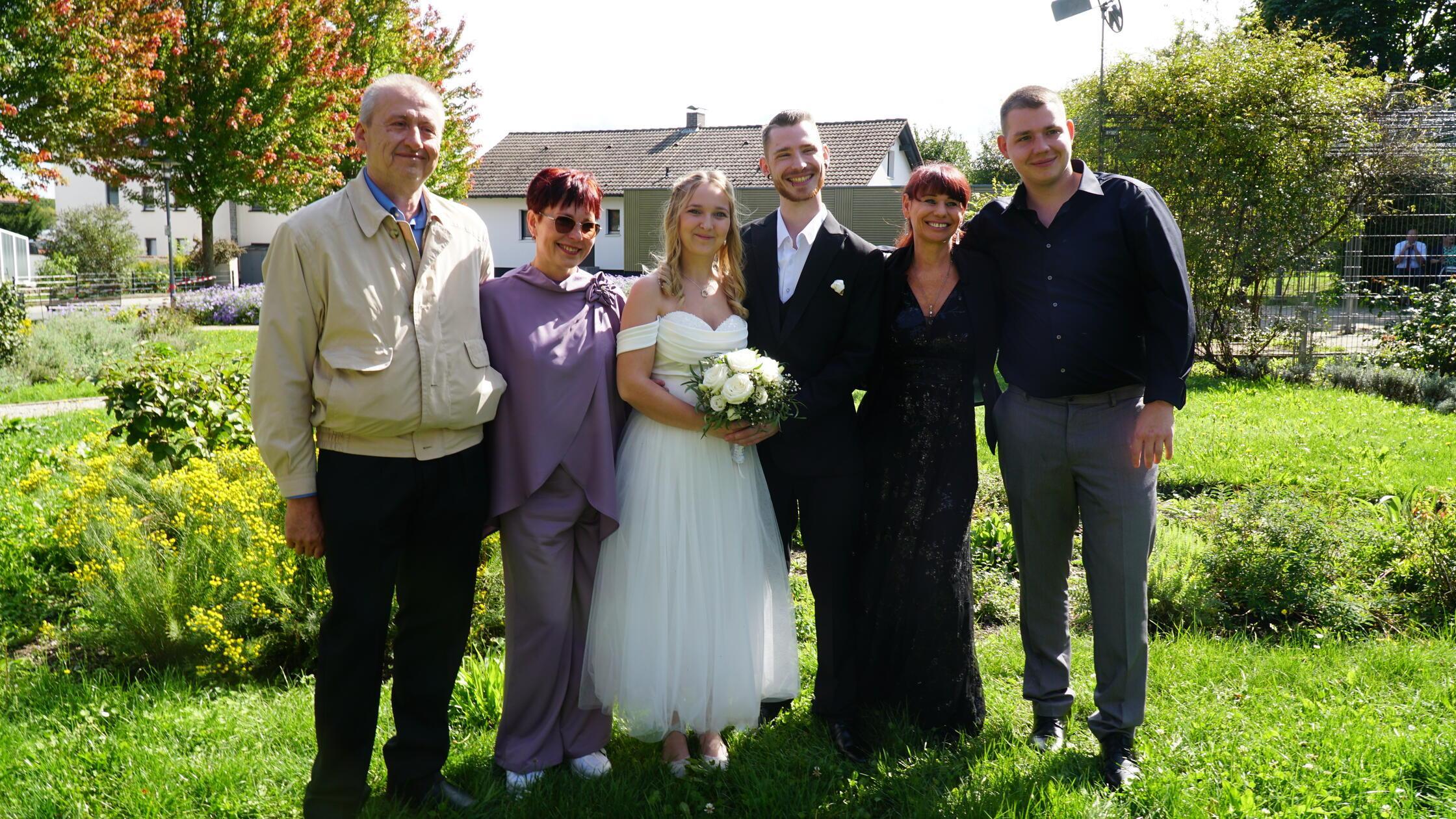 Ewgenia But-Gusaim und Kevin Kraft haben in Berg geheiratet. Die Trauung nahm Standesbeamtin Corinna Hörteis vor. Das Paar lernte sich 2021 in Nürnberg kennen. Kevin, ein gebürtiger Nürnberger. Er und seine Frau mit weißrussischen Wurzeln bauten zwischen 2022 und 2024 gemeinsam ein Haus in Mitterrohrenstadt, wo sie nun leben. Ewgenia, 22 Jahre alt, arbeitet als Erzieherin bei St. Theresia in Nürnberg. Kevin, 26, ist Foliendrucker bei PEKU-Folien in Woffenbach. Gemeinsam teilen sie die Hobbys Lesen und Spazierengehen mit ihrem Hund. Die Hochzeitsfeier fand am Almhof in Höhenberg im Kreis der Familie und Freunde statt. Die Gemeinde Berg schenkte ihnen einen Baum.