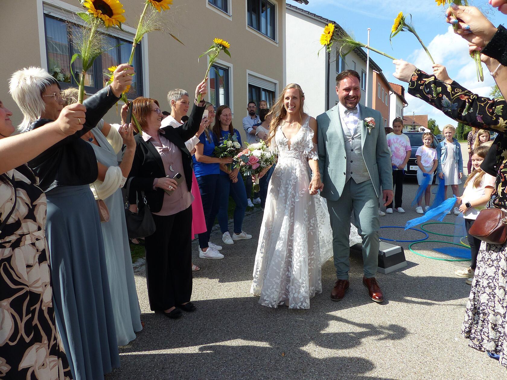 Zwei Röckersbühler, Theresa Schmucker und Andreas Meier, haben sich in Röckersbühl den Segen für ihre Lebensgemeinschaft erbeten. Danach wurden sie von einem langen Spalier erwartet, in das sich Delegationen der Röckersbühler Schützen samt der Pistolenabteilung „Pistoleros“ eingereiht hatten, des Raahnerclubs, der Katholischen Landjugend, die Arbeitskolleginnen der Braut von der evangelischen Kita Freystadt und die Kids vom Grundschulturnen des FSV Berngau, die Theresa trainiert. Die 31-jährige Erzieherin und der 35-jährige Ingenieur kennen sich „schon immer“. Näher gekommen sind sie vor vier Jahren im Sommer während der Corona-Zeit bei einem internen Festival in Röckersbühl..