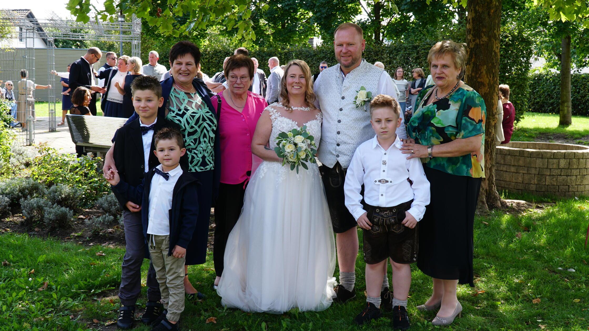 Am 13. September gaben sich Simone Warda und Matthias Ernstberger vor der Standesbeamtin Corinna Hörteis sowie ihrer Familien das Jawort in Berg. Das Brautpaar hat sich während der Adventszeit vor zirka neun Jahren über das Internet kennengelernt, ist zusammen gezogen und wohnt jetzt in Neumarkt. Simone stammt aus Loderbach und arbeitet als Bürokauffrau. Matthias kommt aus Schwarzach bei Nabburg und ist Hochbau-Techniker. Die Arbeitskollegen vom Schloßbad Neumarkt, wo Simone beschäftigt ist, bildeten mit Badenudeln, Schwimmflügeln und Handtüchern ein Spalier. Die anschließende Hochzeitsfeier fand im Hotel-Gasthof Knör statt. Von der Gemeinde Berg wurde ein Baum übergeben.