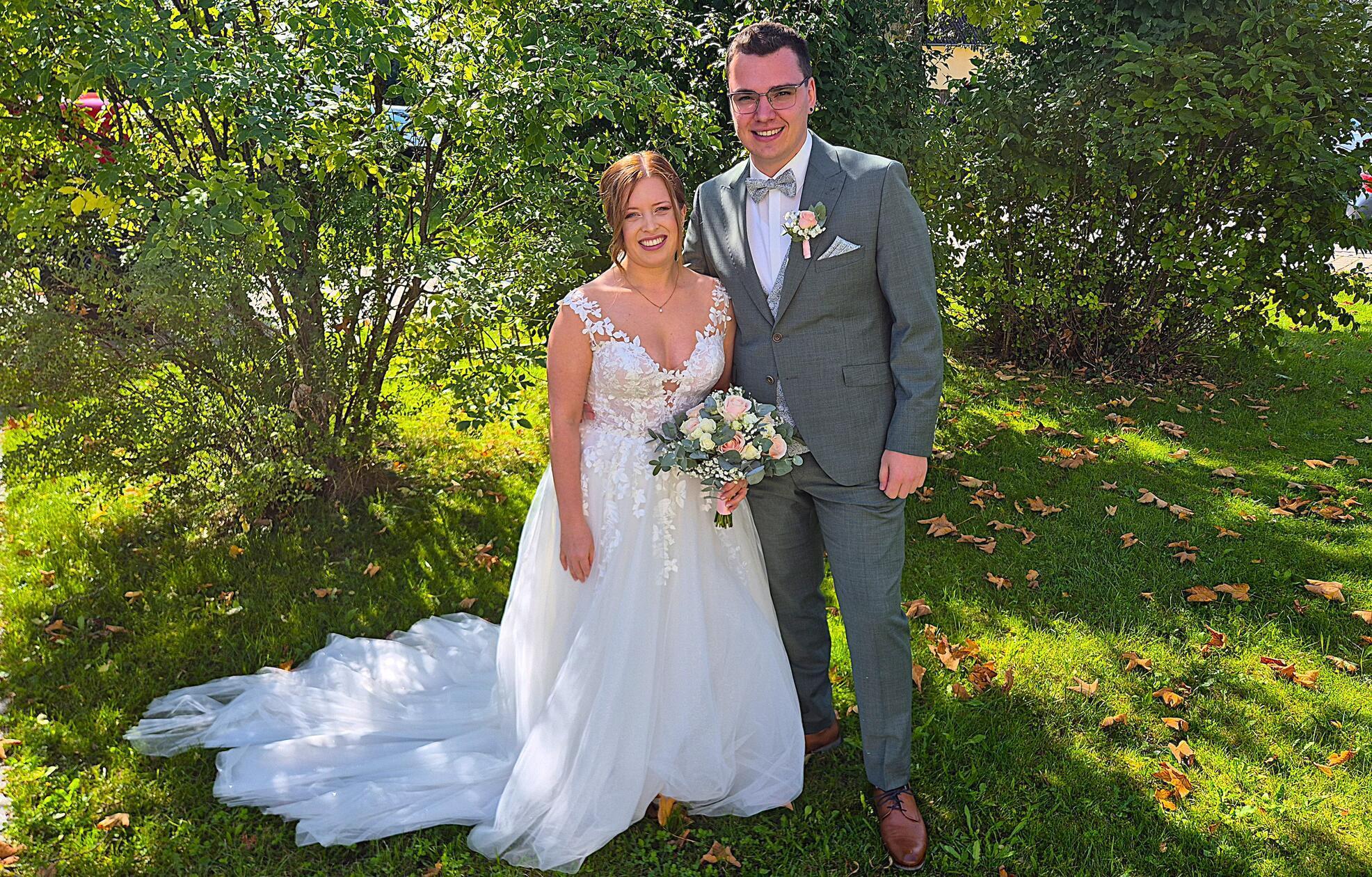 In Pavelsbach haben sich Tina (28), eine geborene Lehner und Peter Großhauser (28) in der Pfarrkirche St. Leonhard das Eheversprechen vor Gott gegeben. Der Bräutigam brachte die Blaskapelle Thannhausen in großer Besetzung mit. „Mensch, seht Ihr glücklich aus“, mit diesen Worten begrüßte Pfarrer Markus Fiedler das Paar. Seine Predigt richtete er an der Fußballhymne des FC Liverpool aus: „You‘`ll Never Walk Alone.“ Vor der Kirche warteten der Schützenverein, die Festdamen des Ortes, die Bärntreiber in ihren Vollmasken und die Freunde des Braupaares. Die Schützen gaben eine symbolische Salve zu Ehren des Ehepaares ab und ein blitzblank polierter Feuerwehr-Oldtimer wartete auf das Brautpaar. Zur Feier ging est zum Roten Ochsen nach Möning.