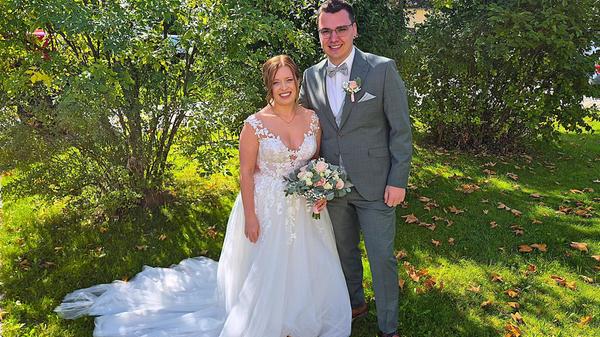 In Pavelsbach haben sich Tina (28), eine geborene Lehner und Peter Großhauser (28) in der Pfarrkirche St. Leonhard das Eheversprechen vor Gott gegeben. Der Bräutigam brachte die Blaskapelle Thannhausen in großer Besetzung mit. „Mensch, seht Ihr glücklich aus“, mit diesen Worten begrüßte Pfarrer Markus Fiedler das Paar. Seine Predigt richtete er an der Fußballhymne des FC Liverpool aus: „You‘`ll Never Walk Alone.“ Vor der Kirche warteten der Schützenverein, die Festdamen des Ortes, die Bärntreiber in ihren Vollmasken und die Freunde des Braupaares. Die Schützen gaben eine symbolische Salve zu Ehren des Ehepaares ab und ein blitzblank polierter Feuerwehr-Oldtimer wartete auf das Brautpaar. Zur Feier ging est zum Roten Ochsen nach Möning.