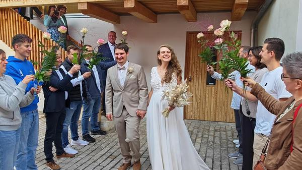 Vor elf Jahren lernten sich Theresa Simon aus Wilhelmsdorf bei Emskirchen und Matthias Pappenheimer aus Meckenhausen auf der Möbelmesse IMM Cologne in Köln kennen. Zunächst verloren sie sich aus den Augen. Doch 2018 trafen sie sich wieder und fanden zueinander.Nun haben sie im Freystädter Standesamt bei Bürgermeister Alexander Dorr geheiratet. Nach der Trauung grüßten die Mitarbeiter der Schreinerei Pappenheimer mit einem Spalier. Zur Hochzeitsfeier luden die 30-jährige Interior Designerin und der 37-jährige Schreinermeister in den Gasthof Post nach Hilpoltstein. Die Eheleute wohnen im neu gebauten eigenen Haus in Meckenhausen und freuen sich auf ihr erstes Baby im Dezember.