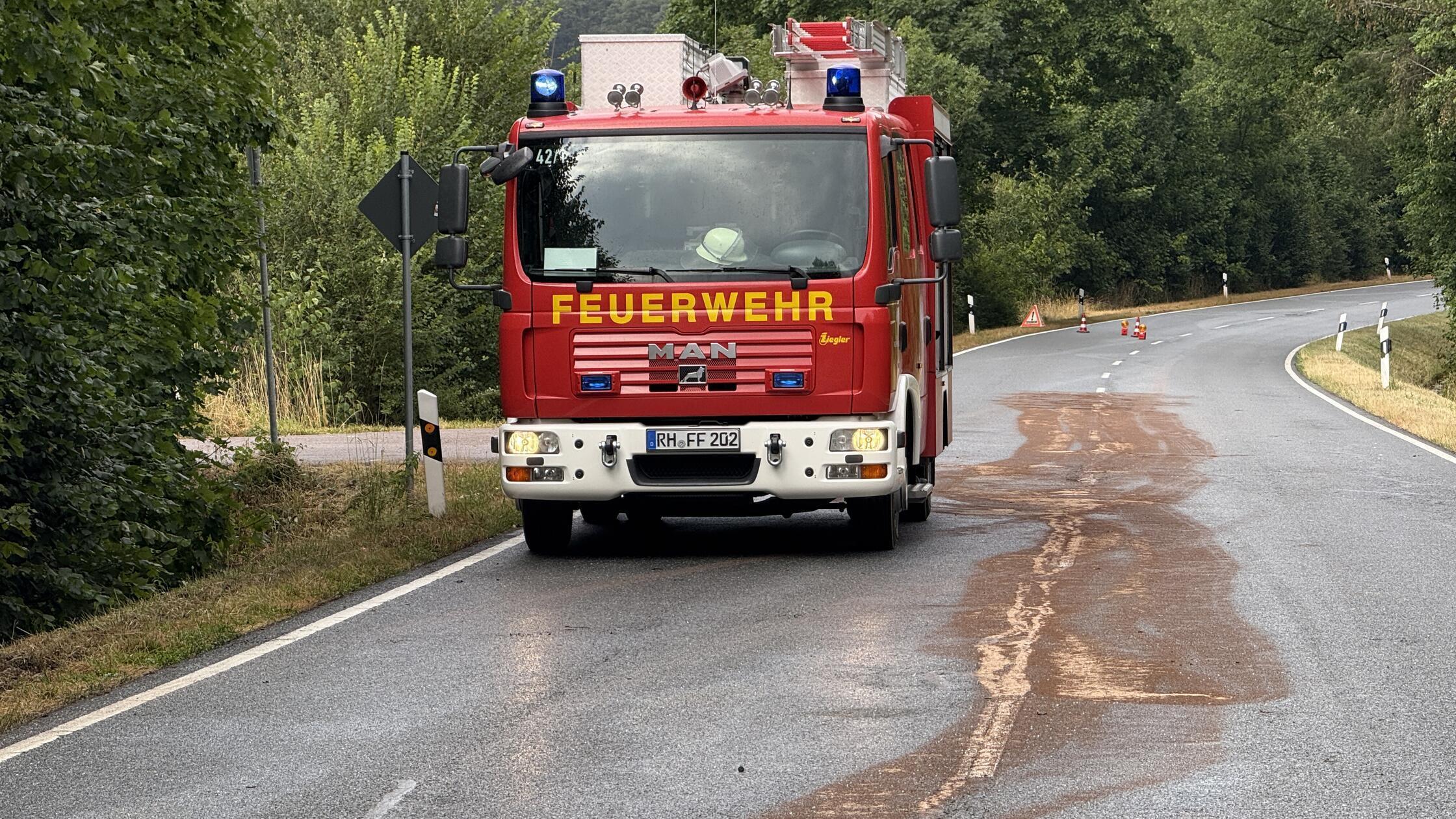 Ein Lastwagen-Fahrer ahnt nichts von der Gefahr, d