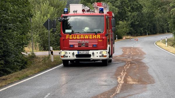 Ein Lastwagen-Fahrer ahnt nichts von der Gefahr, d