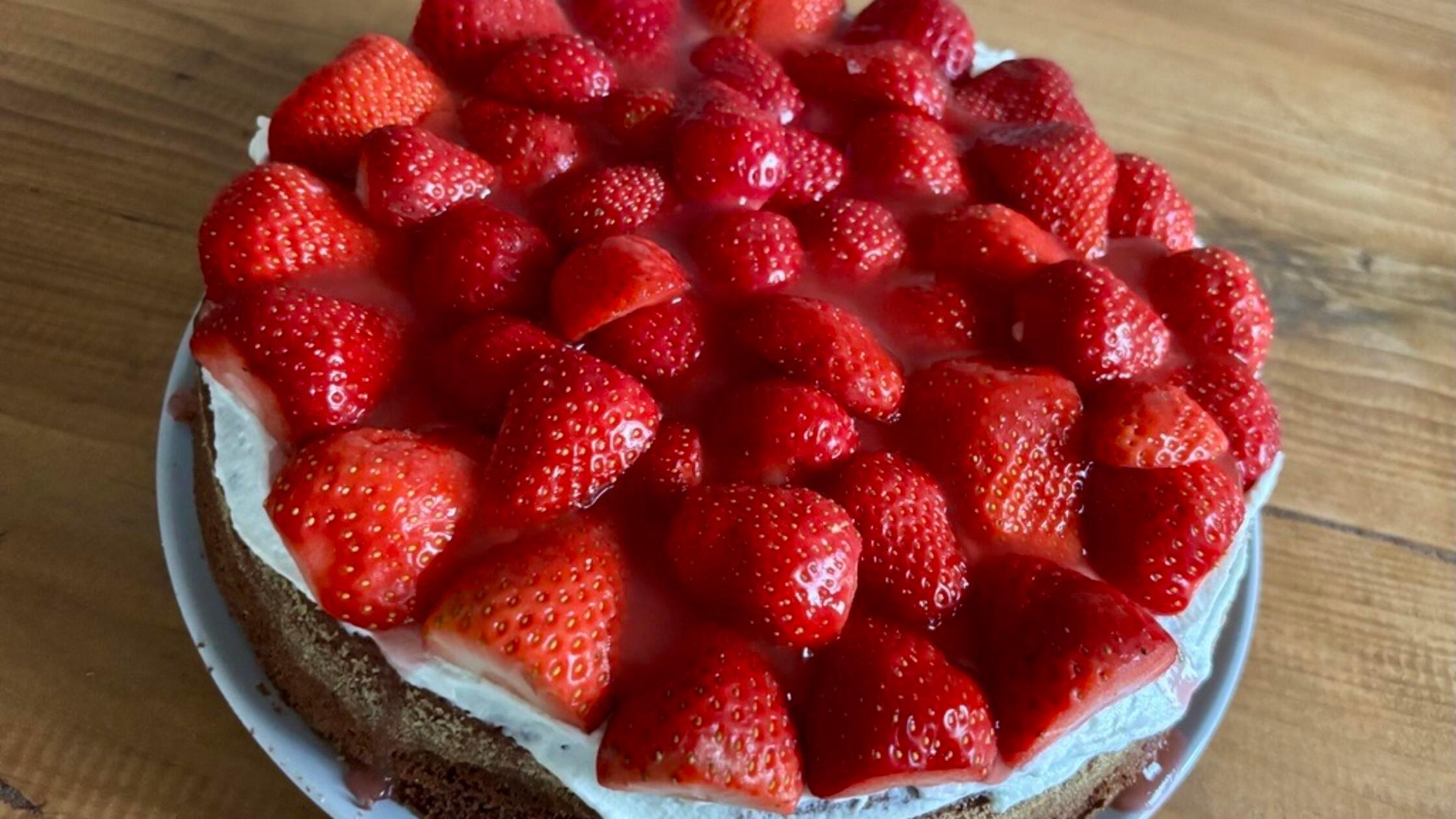 So einfach, so lecker: Erdbeerkuchen mit Schoko und Quark-Sahne