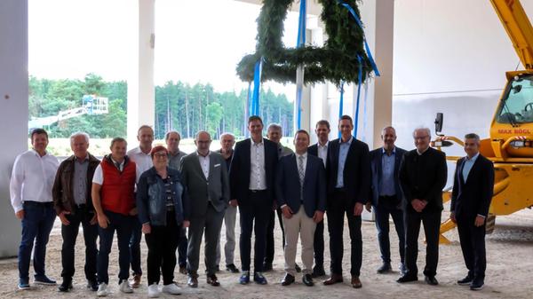 In Anwesenheit der Familie Bögl, den Facharbeitern