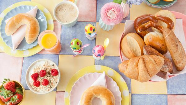 Bunter Tisch gedeckt für ein Frühstück PUBLICATION