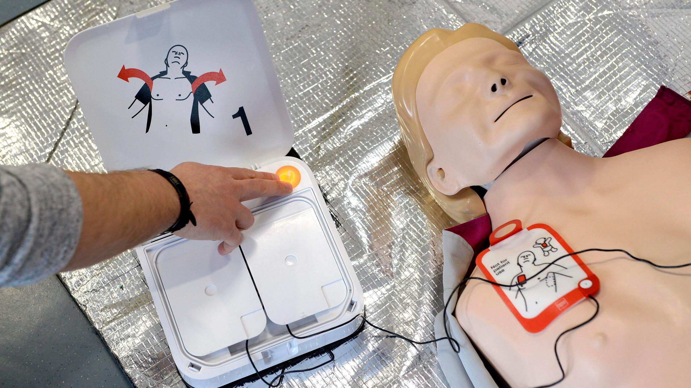 &bdquo;F&uuml;rth schockt!&ldquo;: Jetzt gibt es in Oberf&uuml;rberg einen weiteren &ouml;ffentlichen Defibrillator