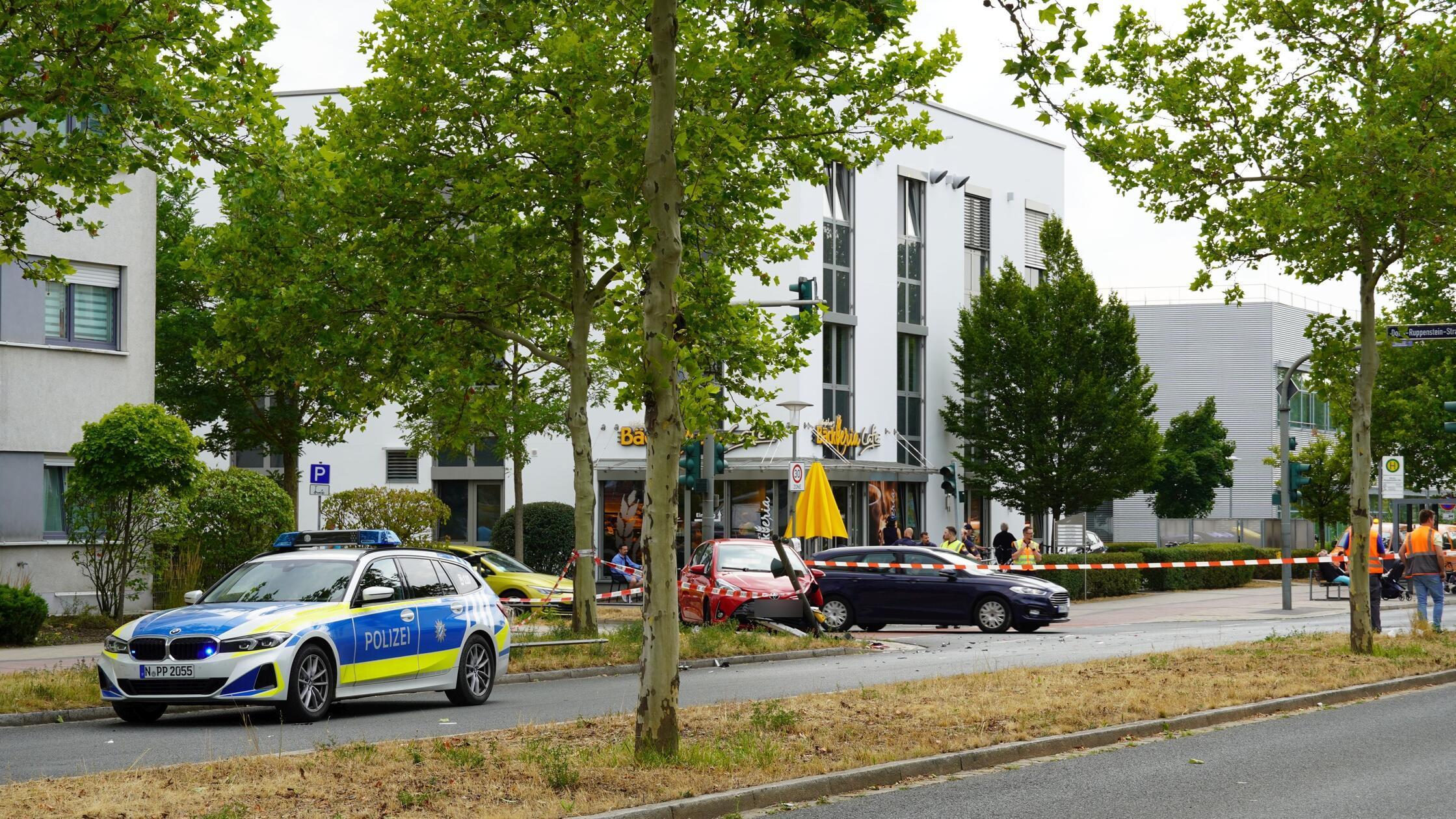Chaosfahrt auf 800 Metern in Erlangen: Verletzte bei Unfall in Allee am R&ouml;thelheimpark