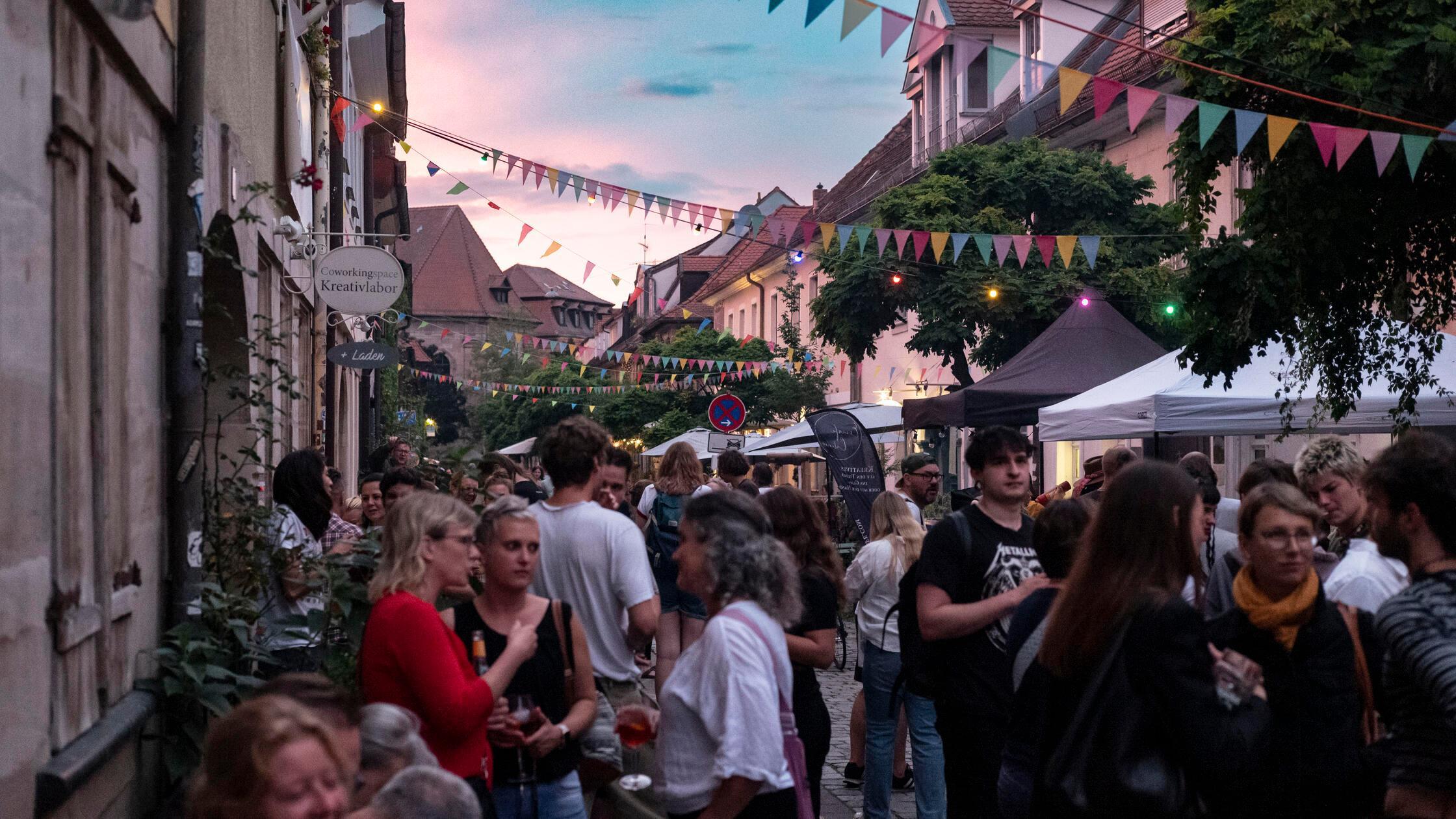 Eine von Erlangens sch&ouml;nsten Gassen: Damit lockt das Schiffstra&szlig;enfest 2025 die Besucher