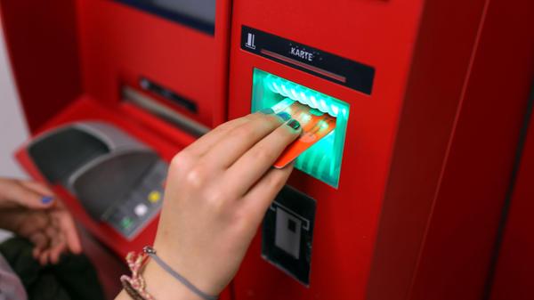 Maedchen hebt Geld ab