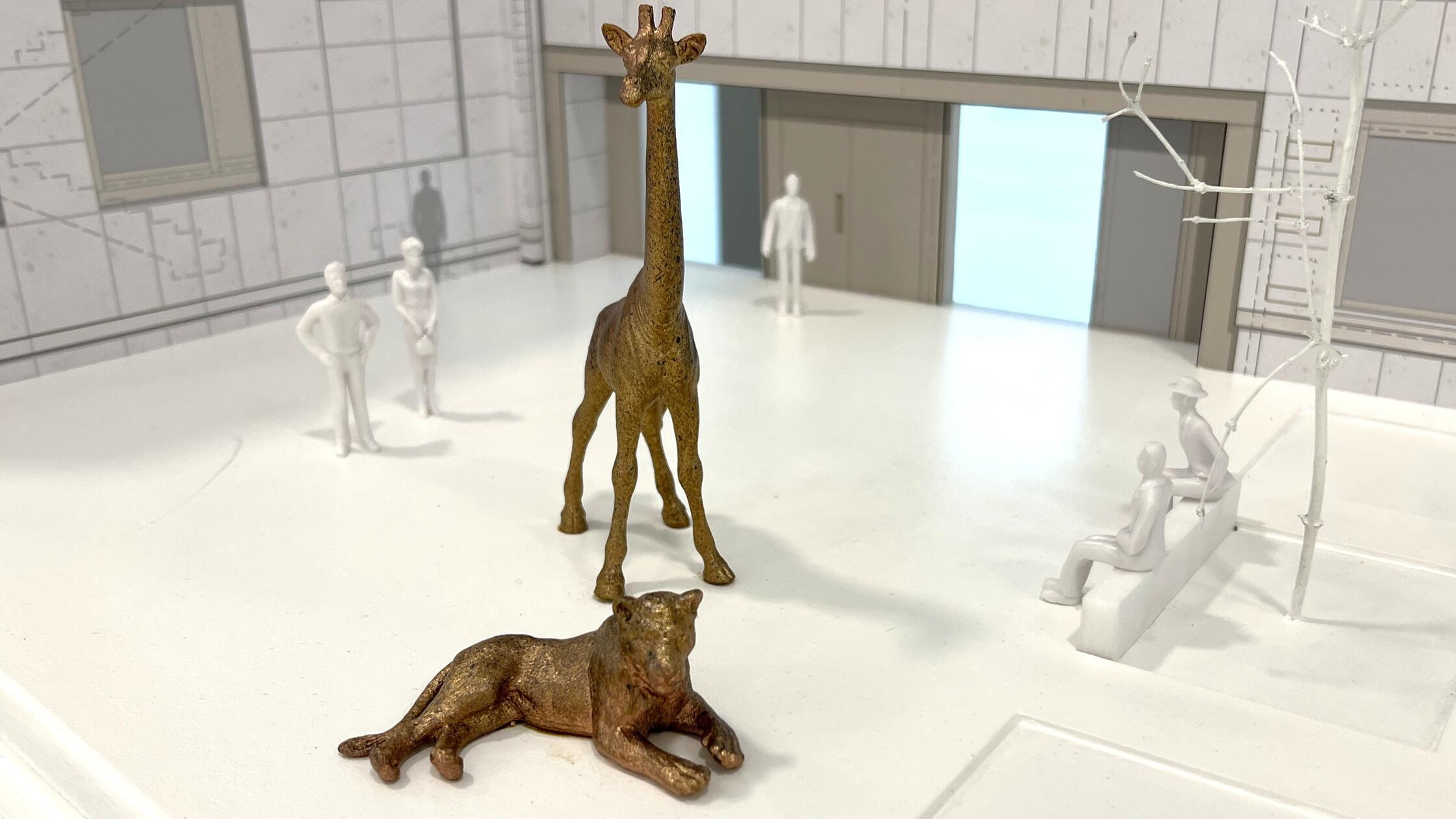 Die beiden Tierfiguren Löwin und Giraffe des Münch