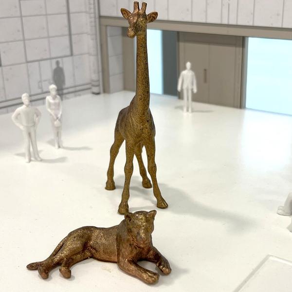Die beiden Tierfiguren Löwin und Giraffe des Münch