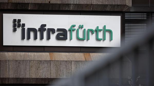 Schriftzug und Außenansicht der Zentrale der Infra