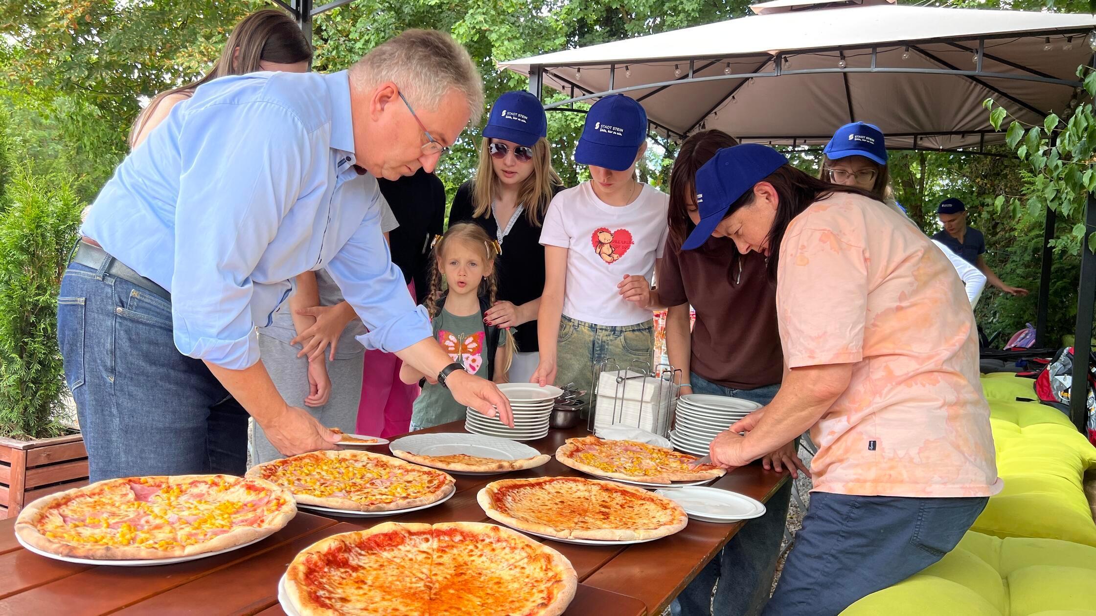 Steins B&uuml;rgermeister serviert den Kindern aus Tschernobyl Pizza