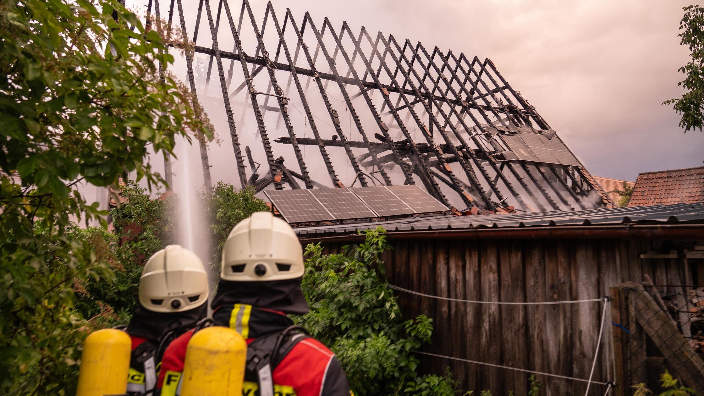 Brand wegen Blitzeinschlag: Scheune in Mittelfranken komplett abgebrannt - Anwohner rettet Tiere