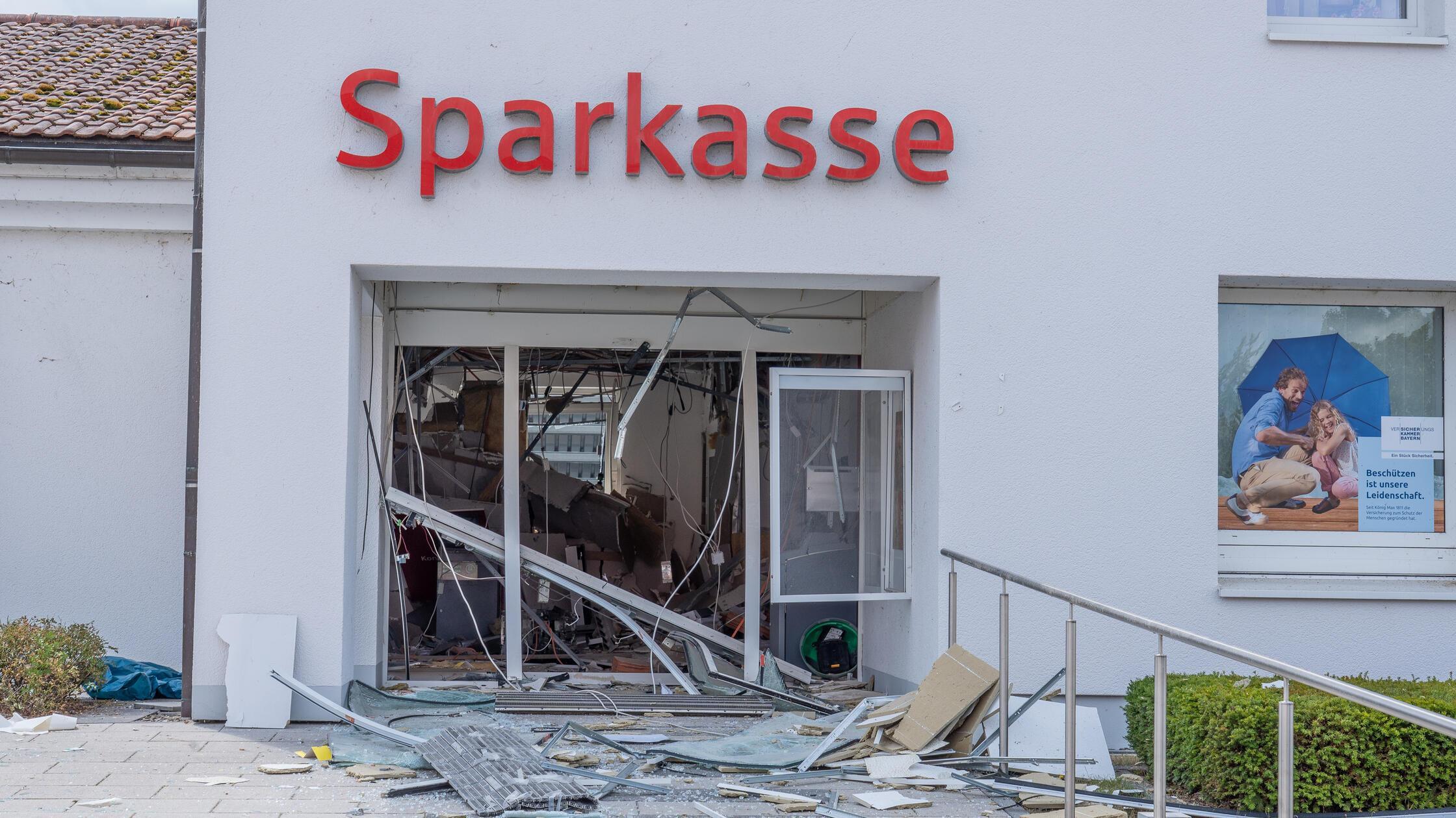 Explosion ersch&uuml;ttert Wohngebiet: Wieder Geldautomat in Franken gesprengt - T&auml;ter fl&uuml;chtig