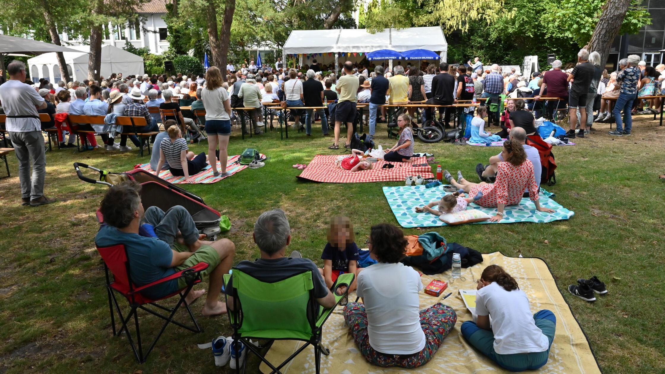 Im Walzertakt durch ganz Europa: Siemens-Orchester Erlangen lud an die Komotauer Stra&szlig;e