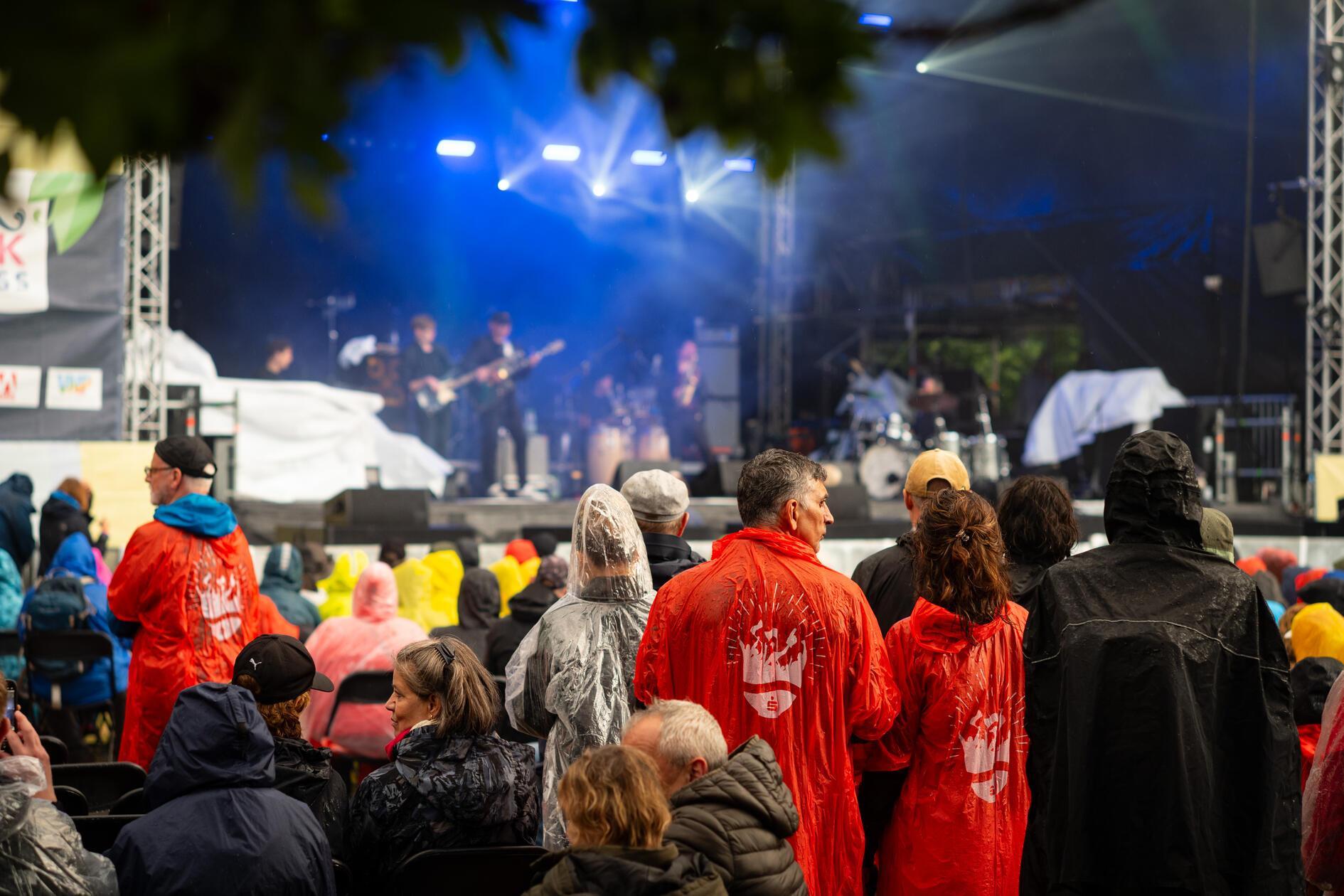 Begeisterung trotz Gewitter in Erlangen: Bilderreigen von Torsten Goods und Incognito