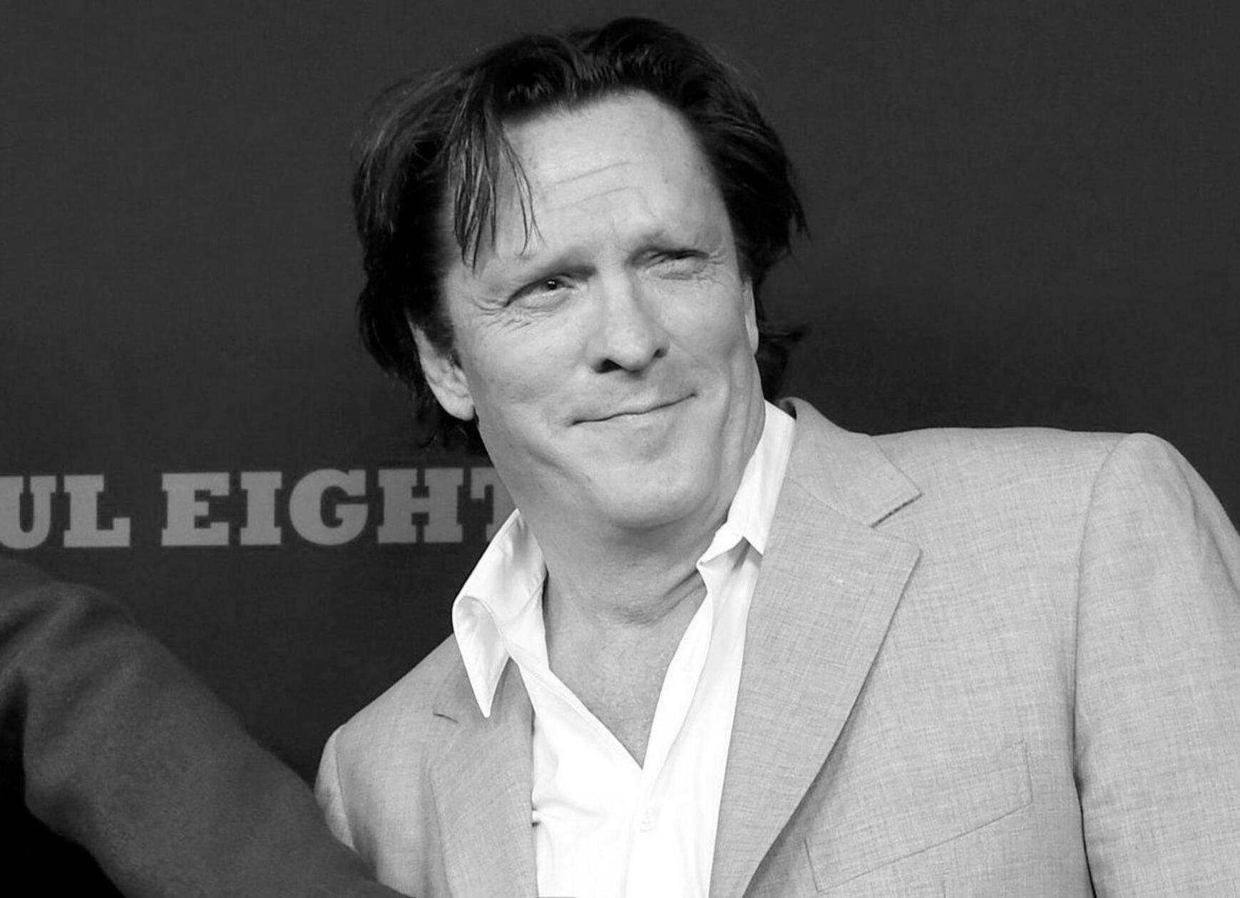 Er war unter anderem bekannt für Rollen in „Reservoir Dogs“ und „Kill Bill“: Schauspieler Michael Madsen - Liebling von Regielegende Quentin Tarantino - ist im Alter von 67 Jahren an einem Herzstillstand gestorben. Madsen wurde am 3. Juli 2025 leblos in seinem Haus in Malibu gefunden. Er war in über 300 Produktionen aktiv. Zu weiteren bekannten Filmen zählen „Thelma & Louise“, „Donnie Brasco“, „Species“, „Free Willy“ und „Sin City“.