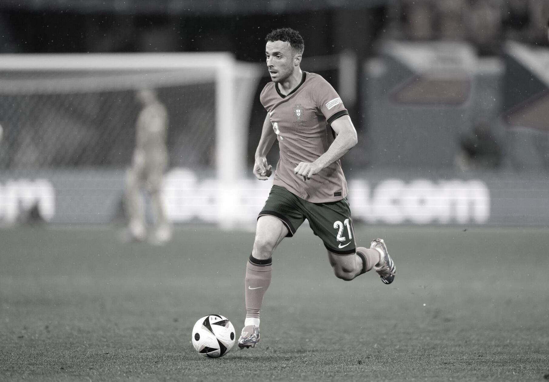 Der portugiesische Fußballprofi Diogo Jota ist bei einem Autounfall tödlich verunglückt. Der 28-jährige Spieler vom FC Liverpool und sein Bruder André (25) waren mit einem gemieteten Sportwagen zur Hafenstadt Santander an der spanischen Nordküste unterwegs. Ihr Wagen kam in der Nacht zum 3. Juli 2025 von der Straße ab und ging in Flammen auf.