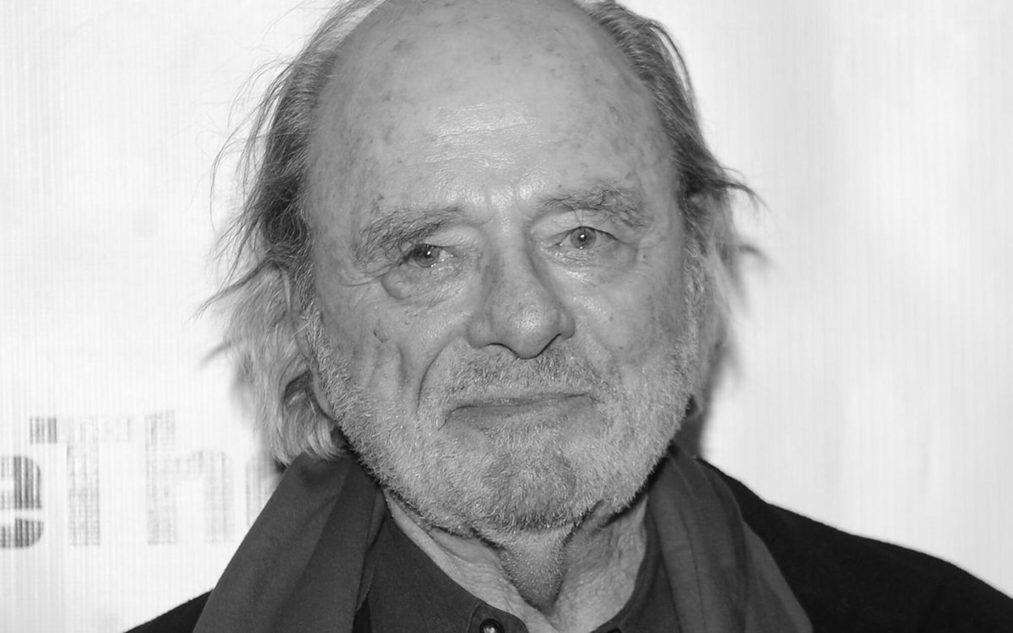 Als Bösewicht prägte Harris Yulin zahlreiche Kino-Erfolge - von "Scarface" bis "Ghostbusters". Zudem wirkte er über Jahrzehnte am Theater. Am 10. Juni 2025 ist der Schauspieler verstorben, wie seine Familie und seine Managerin nun bestätigten. Laut Informationen der Boulevardzeitung "The Sun" erlag der US-Amerikaner den Folgen eines Herzinfarkts. Sein filmisches Werk umfasst knapp 150 Werke.