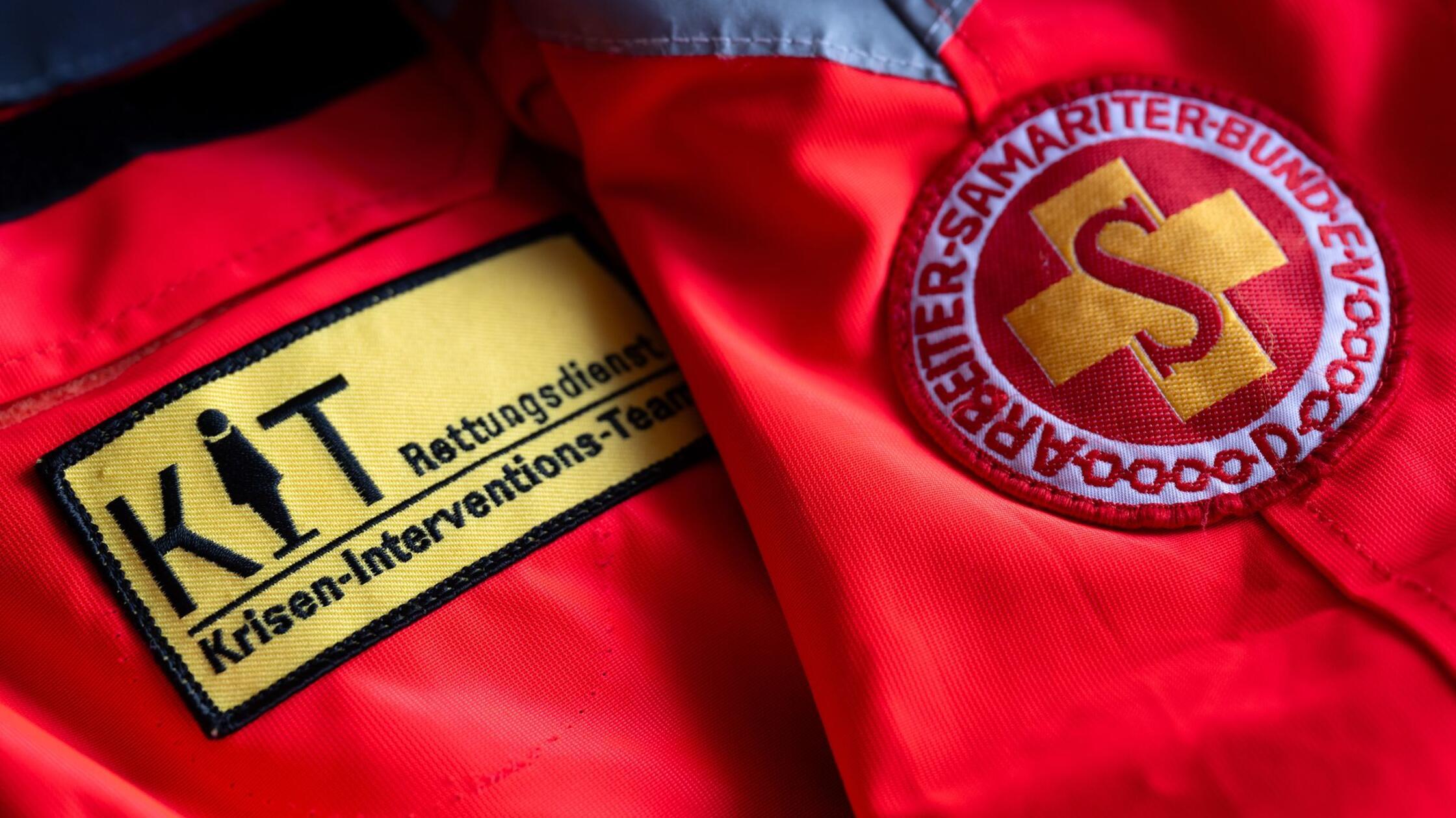 Auto gerät in Gegenspur und fährt gegen Laster - Fahrer tot