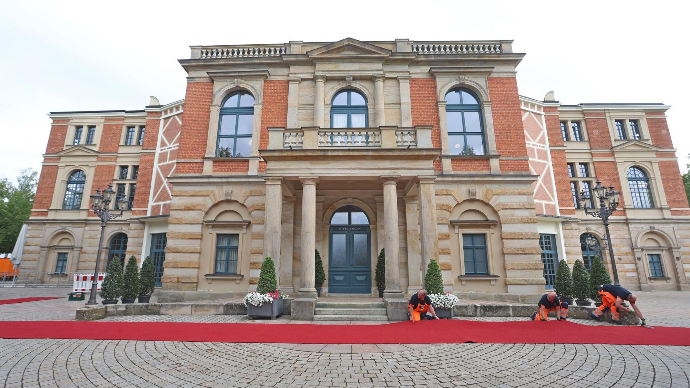 Merz, Merkel, Klöckner - die Politik reist nach Bayreuth