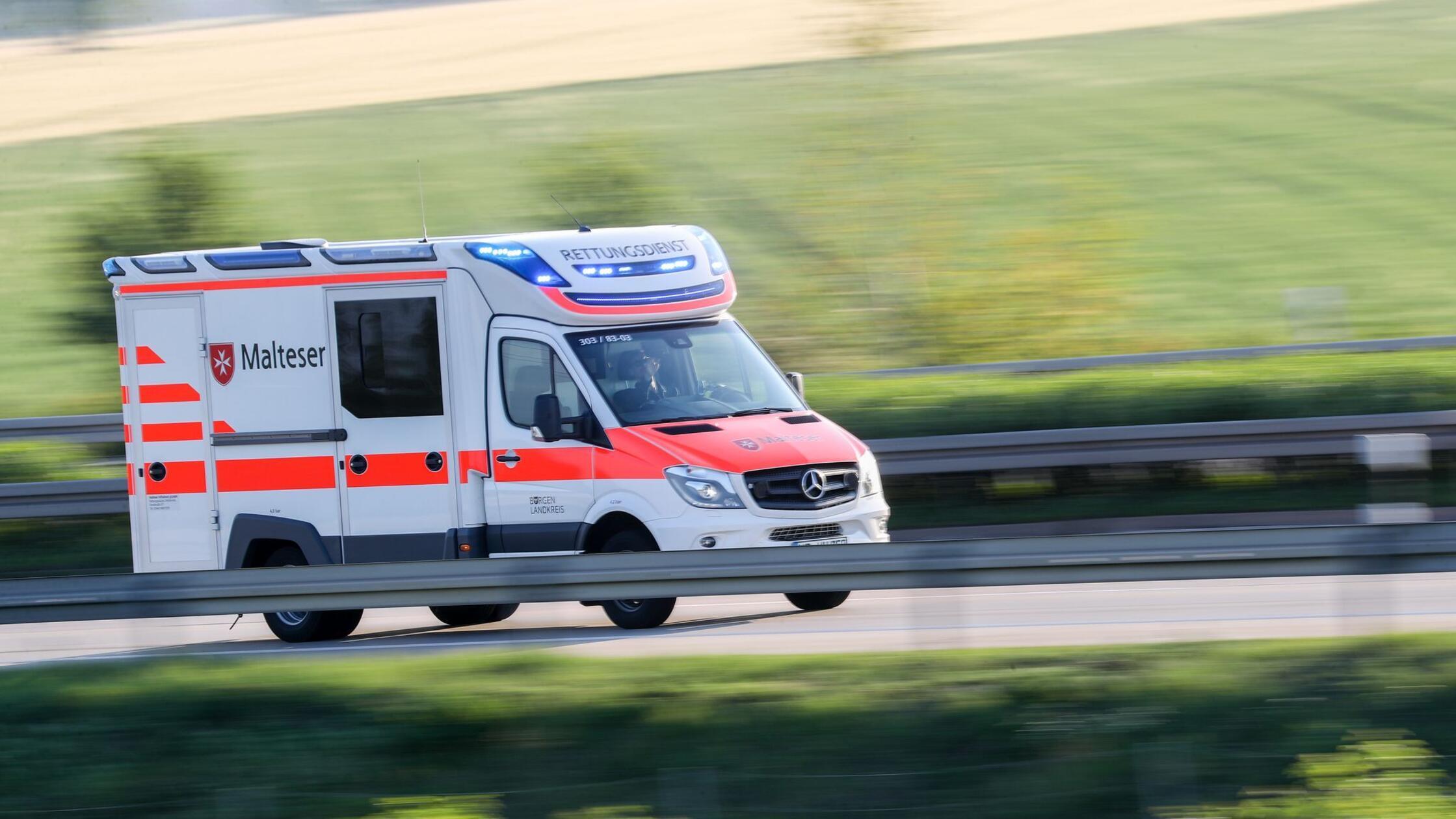 Autofahrerin stirbt bei Frontalzusammenstoß mit Lastwagen