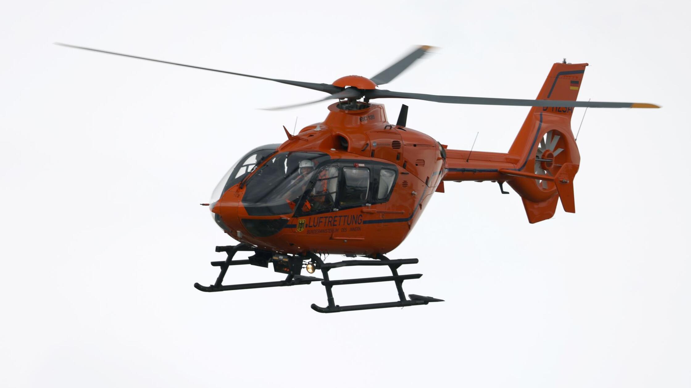 Frau fällt in Feuer für Stockbrot und verletzt sich