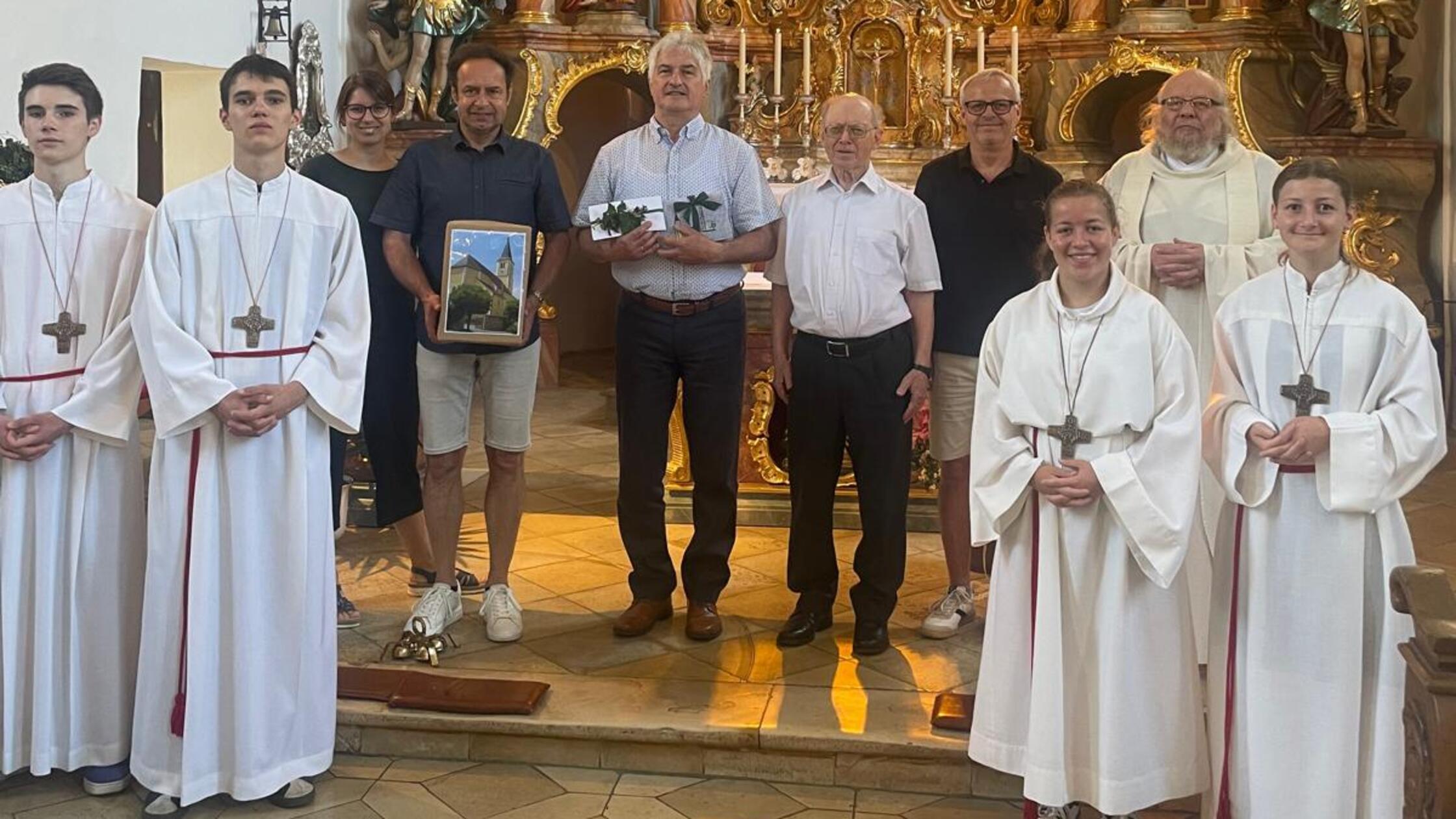 Pfarrer Manfred Obermayer (re.) verabschiedete zus