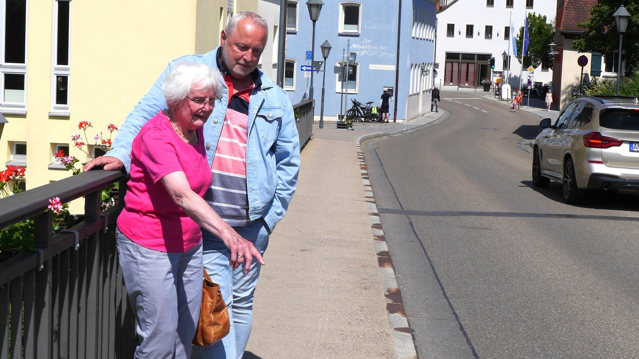 Babette Wons zeigt Stadtarchivar Werner Mühlhäußer