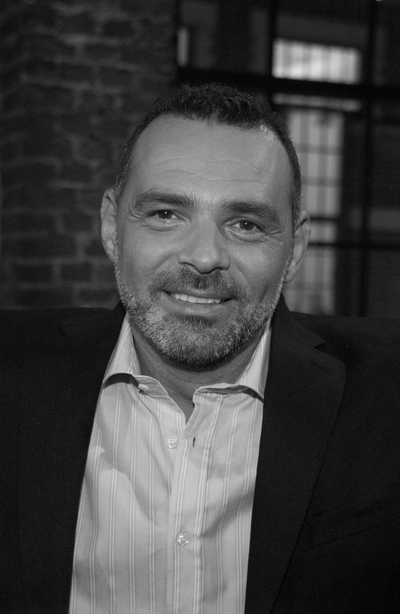 Film- und Fernsehdarsteller Giovanni Arvaneh starb am 14. Mai 2025 an einer Krebserkrankung. .Als freundlich-fröhlicher Gemüsehändler Sülo spielt er eine der Hauptrollen in der ARD-Soap Marienhof . Doch dahinter verbirgt sich ein Schauspieler, der sein schwieriges Schicksal trotz etlicher Rückschläge inzwischen erfolgreich gemeistert hat. Auch Filme und einige andere Engagements stehen in seinem Portfolio.