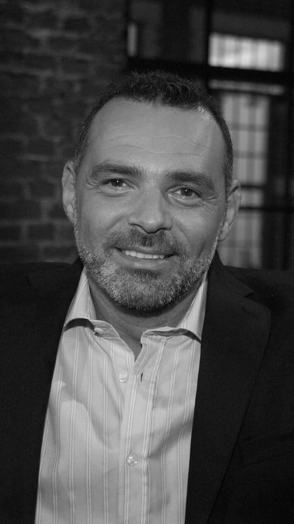 Film- und Fernsehdarsteller Giovanni Arvaneh starb am 14. Mai 2025 an einer Krebserkrankung. .Als freundlich-fröhlicher Gemüsehändler Sülo spielt er eine der Hauptrollen in der ARD-Soap Marienhof . Doch dahinter verbirgt sich ein Schauspieler, der sein schwieriges Schicksal trotz etlicher Rückschläge inzwischen erfolgreich gemeistert hat. Auch Filme und einige andere Engagements stehen in seinem Portfolio.