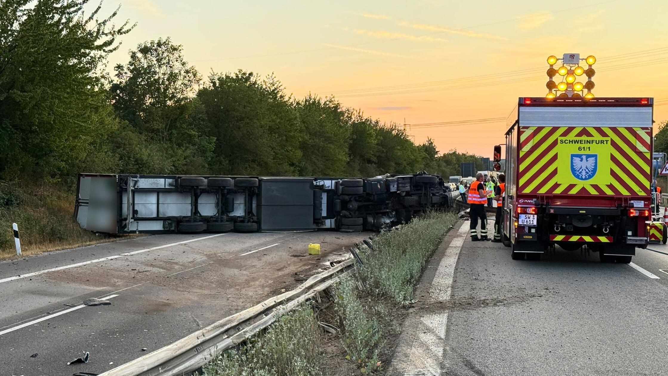 Kühllaster kippt um: Stundenlange Sperrung der A70 in Franken - War der Lkw-Fahrer betrunken?