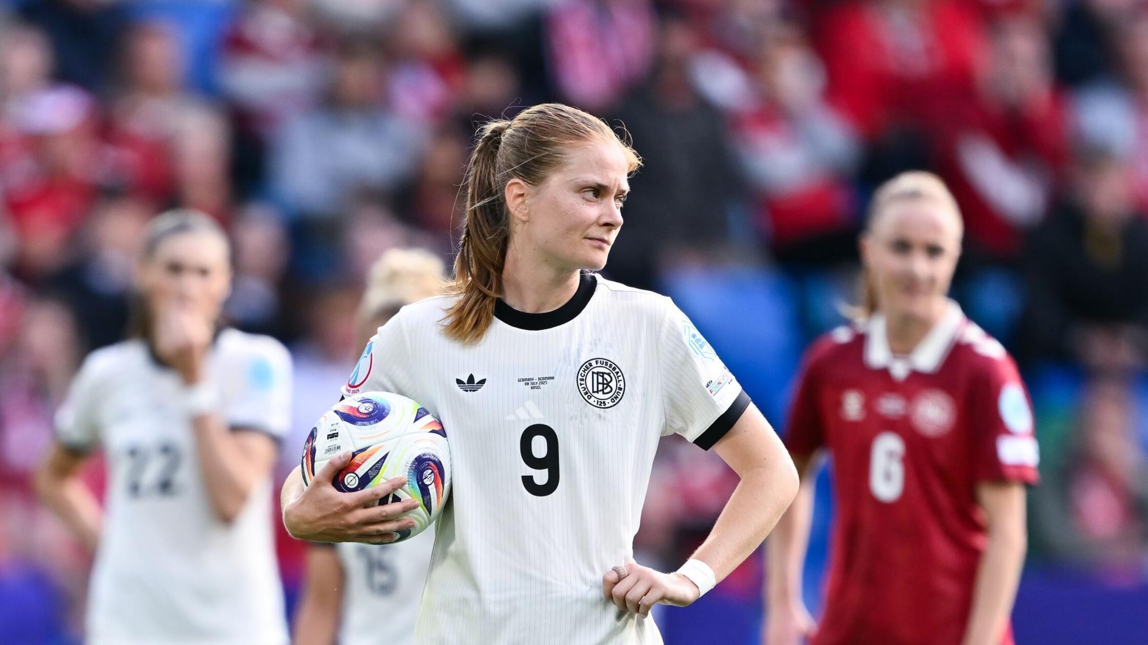 Fußballerinnen für Szenario Elfmeterschießen vorbereitet