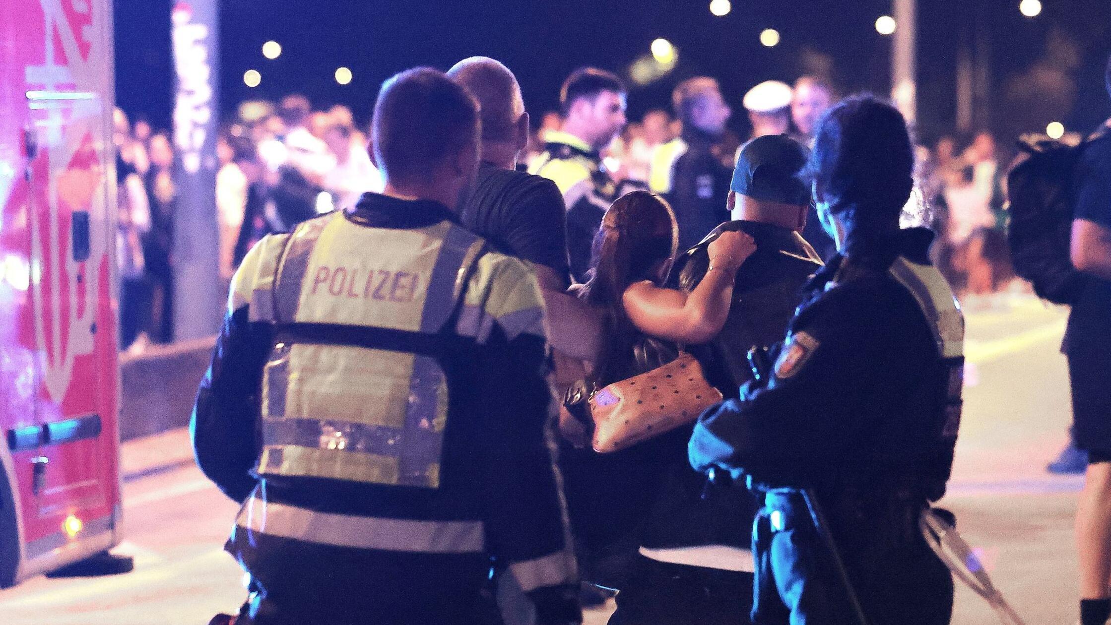 Unfall bei Feuerwerk - 19 Verletzte auf Rheinkirmes