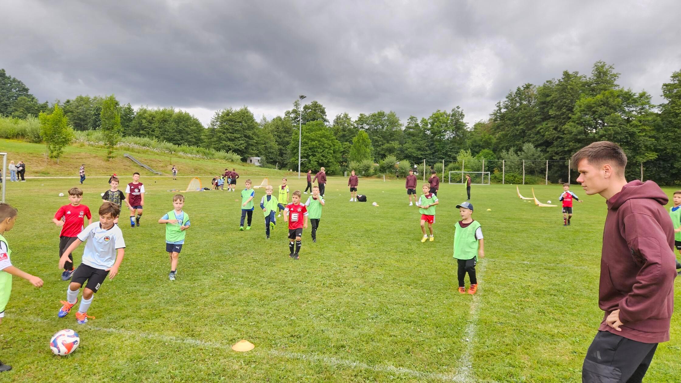 Pascal Fuchs von der U23-Mannschaft des 1. FCN sch