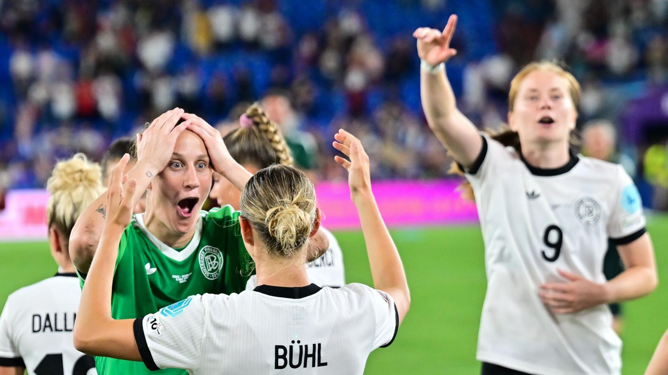 „Krass, unglaublich, mega“: Fußballerinnen feiern Berger