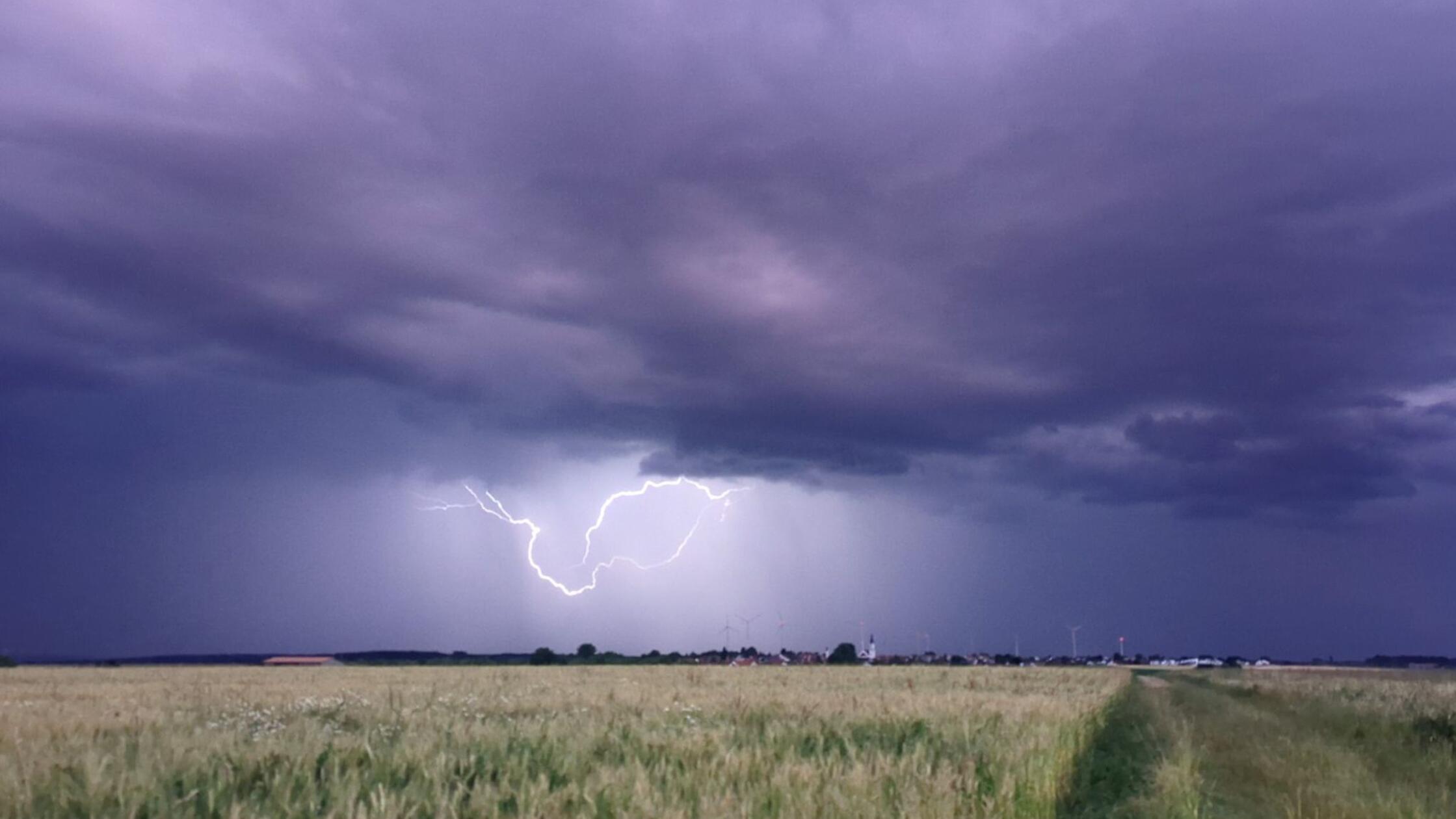 „Endet nicht schön“: Gewitter mit Starkregen und Hagel am Sonntag in Franken erwartet