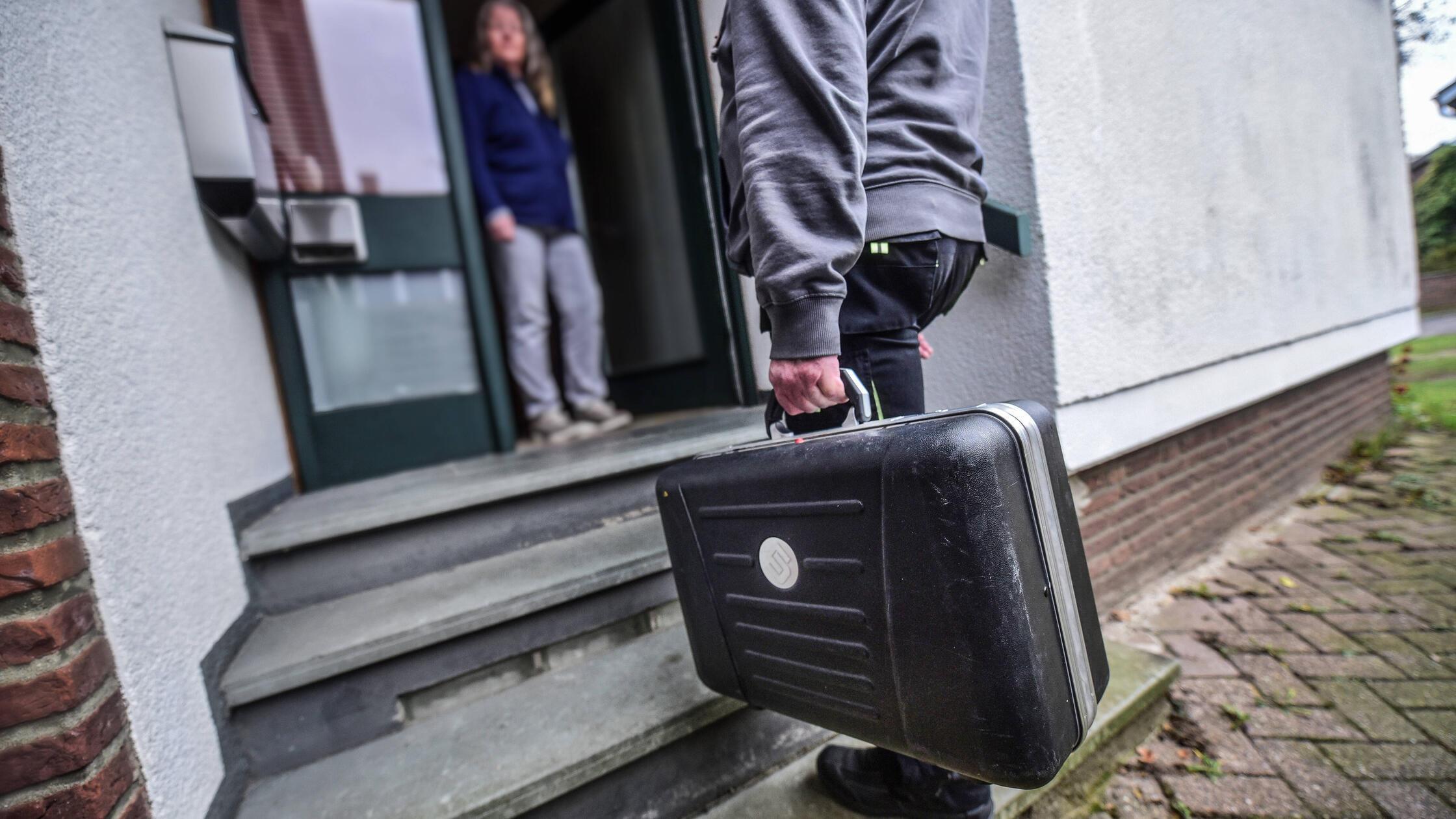 Handwerker an der Haustür Haustuer. Es koennte auc