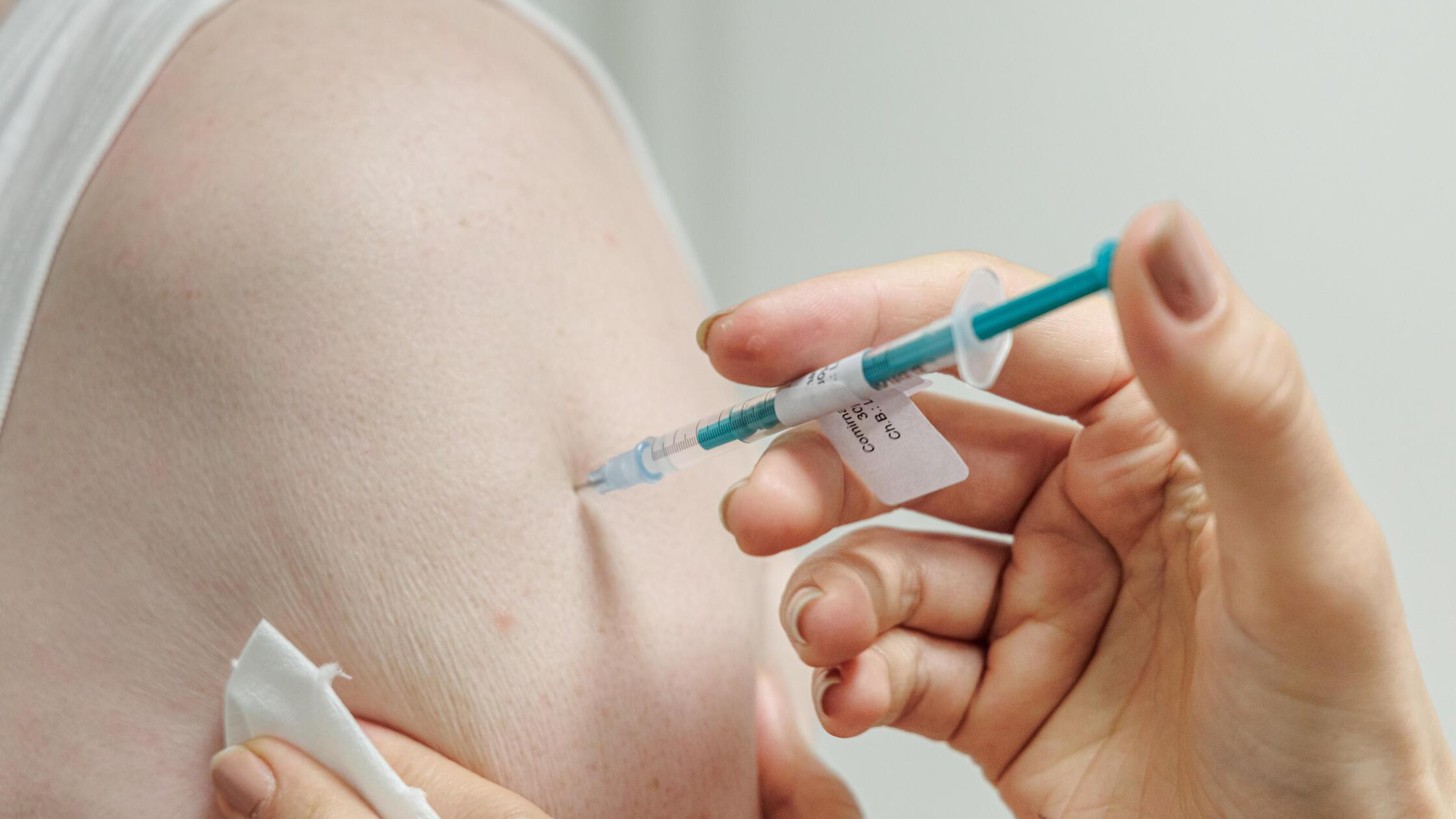 Tožba zaradi domnevne škode po cepljenju proti covidu-19 se nadaljuje, vpleten Astrazeneca