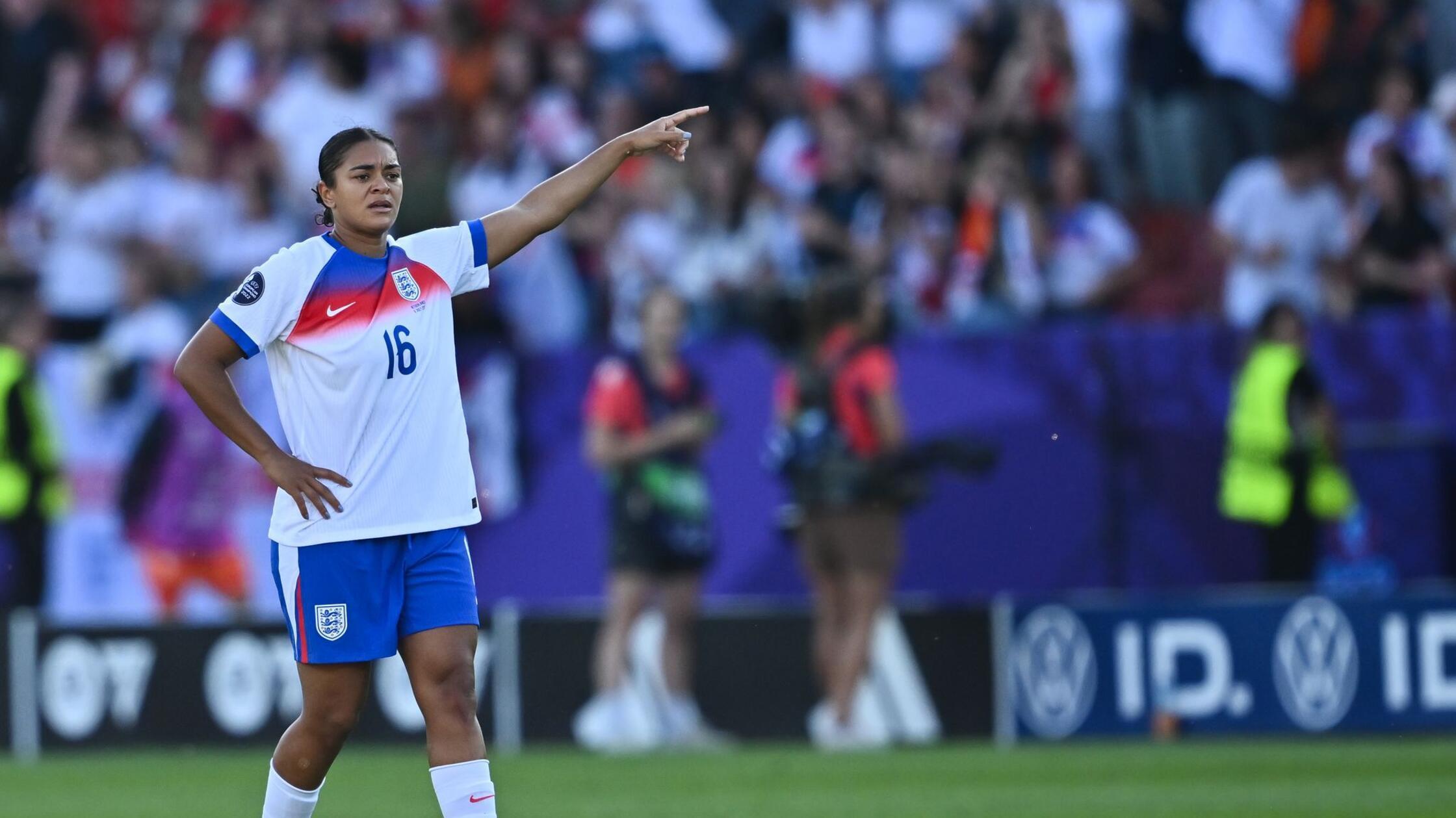 Rassismus-Vorfälle: FIFA-Chef sagt Engländerinnen Hilfe zu