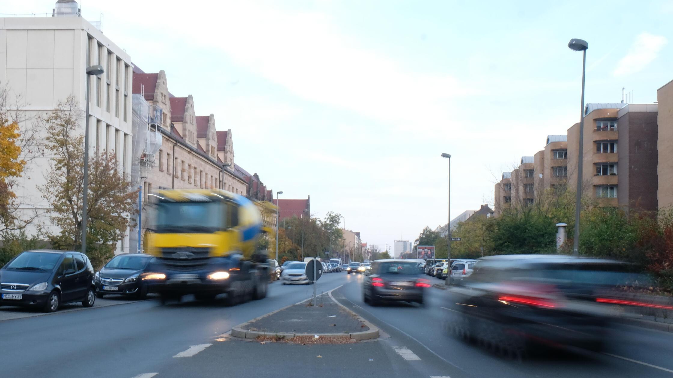 Zeugen gesucht: Frau in Nürnberg bei Verkehrsunfall verletzt