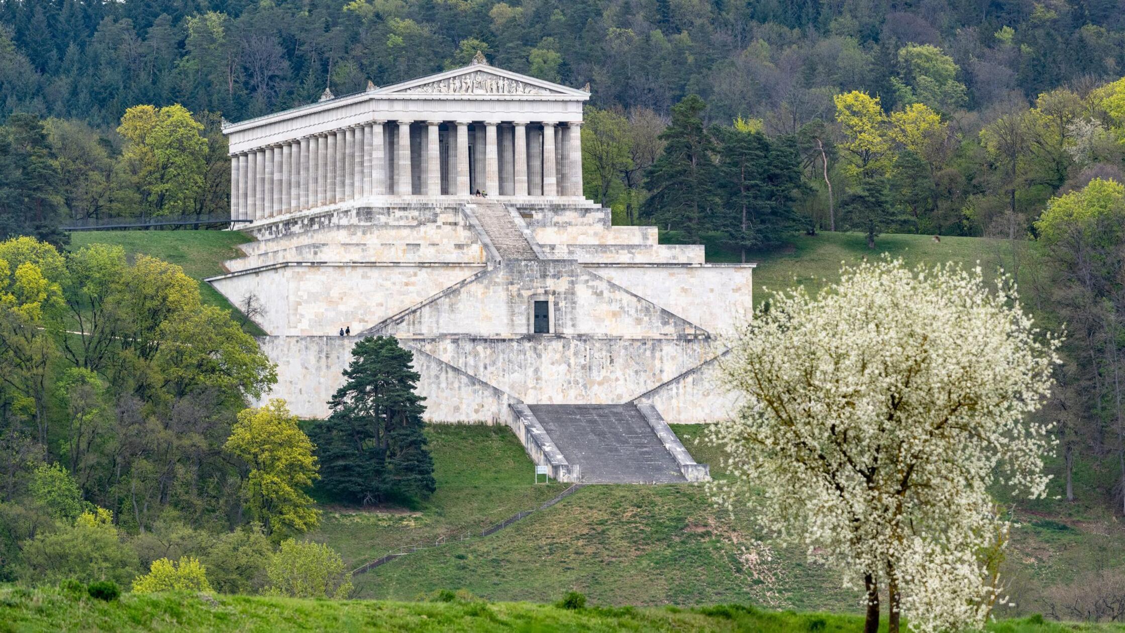 Mann stürzt an Walhalla mehrere Meter tief und stirbt