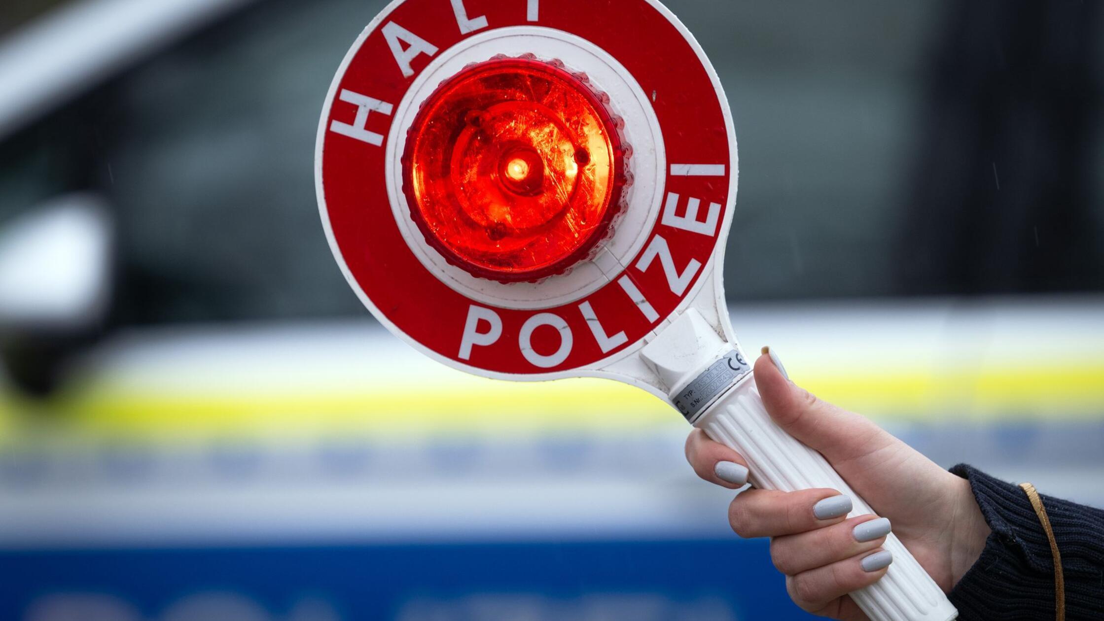 Mit Tempo 200 über Bundesstraße - Fahrer ohne Gurt